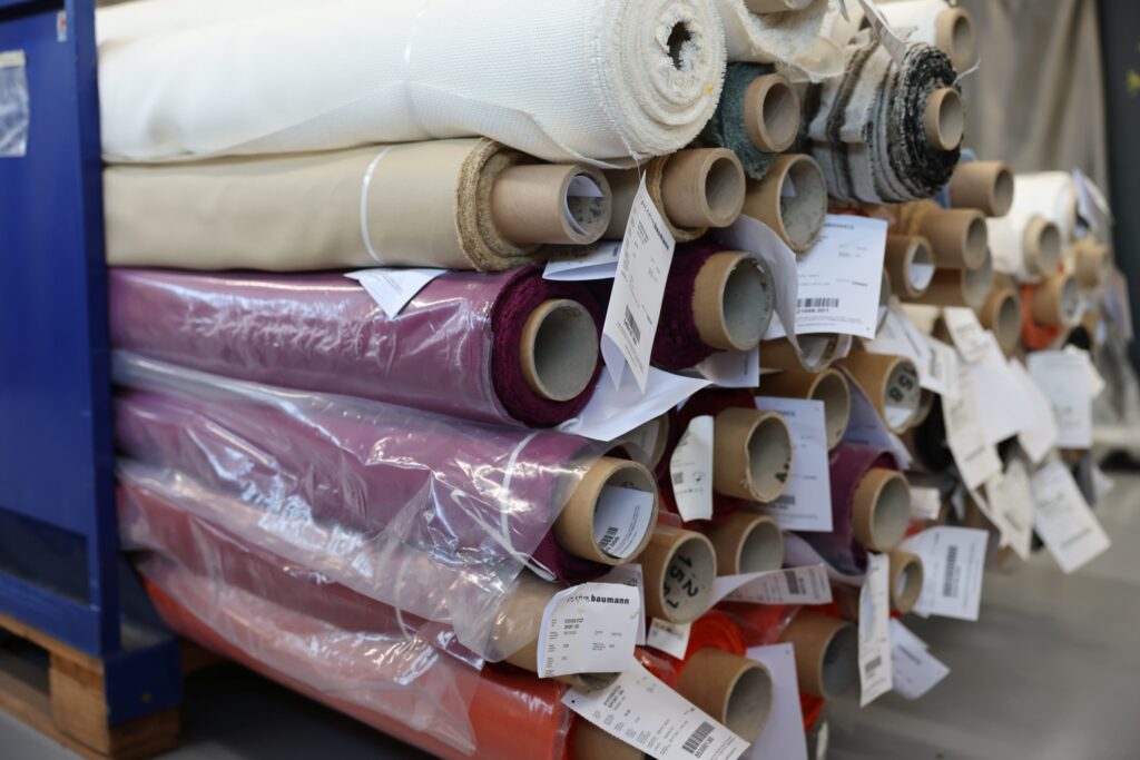 Viele verschiedene neue Stoffe in allen Farben und für alle Anwendungen.